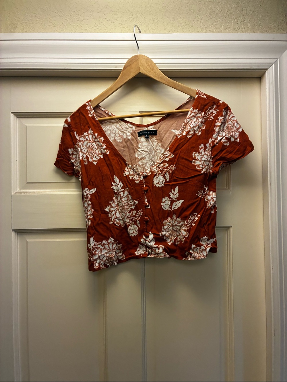 Kendall & Kylie Rust Floral Button-Front Crop Top